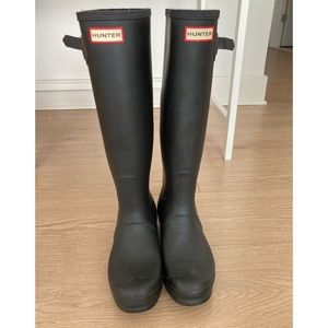 Excellent condition Hunter rain boots size 8